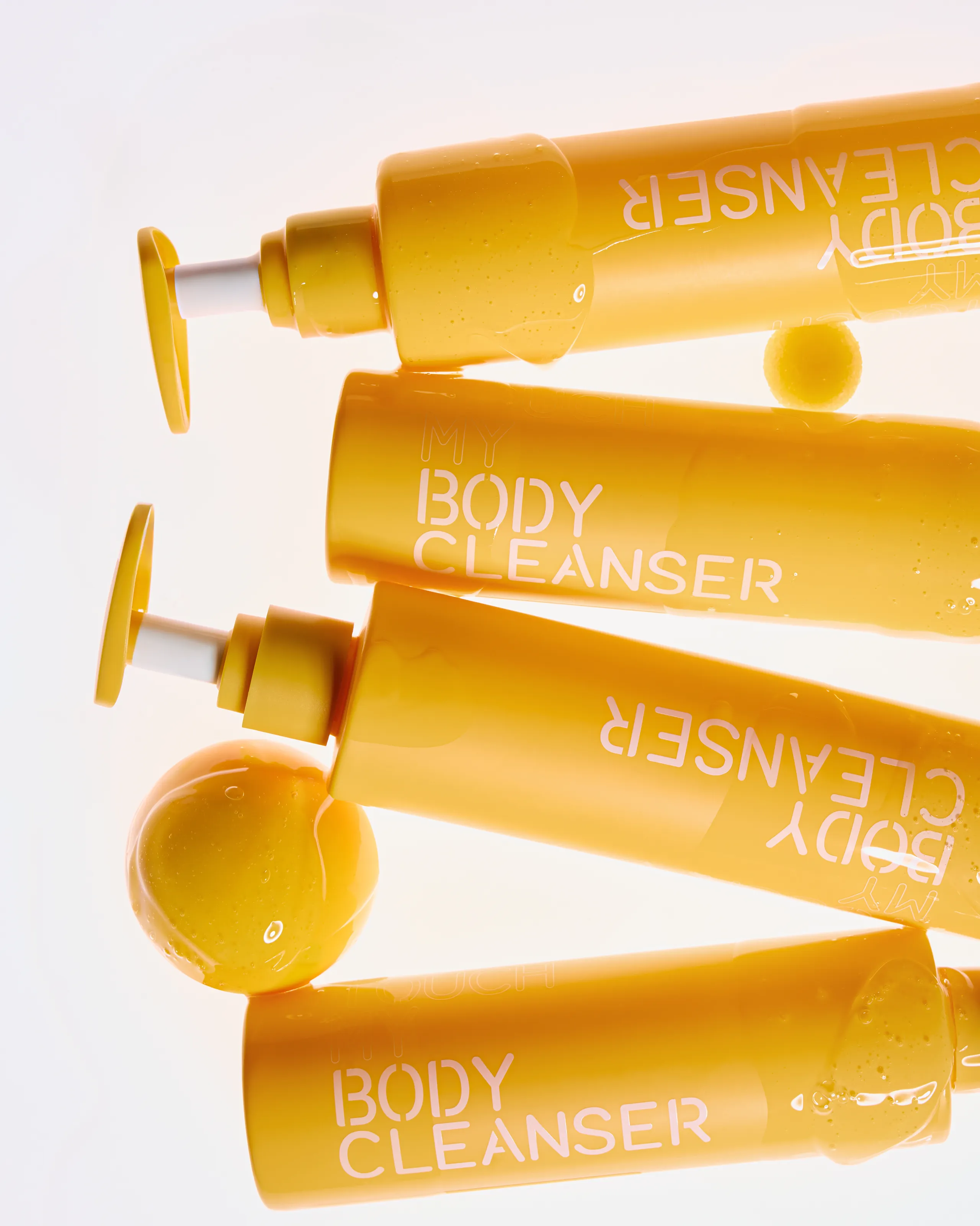 Гель для душа DON'T TOUCH MY BODY CLEANSER: Небольшое количество геля вспеньте любым удобным способом: в ладонях, с помощью спонжа или мочалки. Нанесите на тело, помассируйте и тщательно смойте. Советуем принимать душ не дольше 15 минут и следить, чтобы вода была не слишком горячей.
DON'T TOUCH MY BODY MOISTURIZER: Нанесите крем на чистую кожу — желательно влажную, сразу после душа или ванны. На сухие участки тела можно нанести более плотный слой.