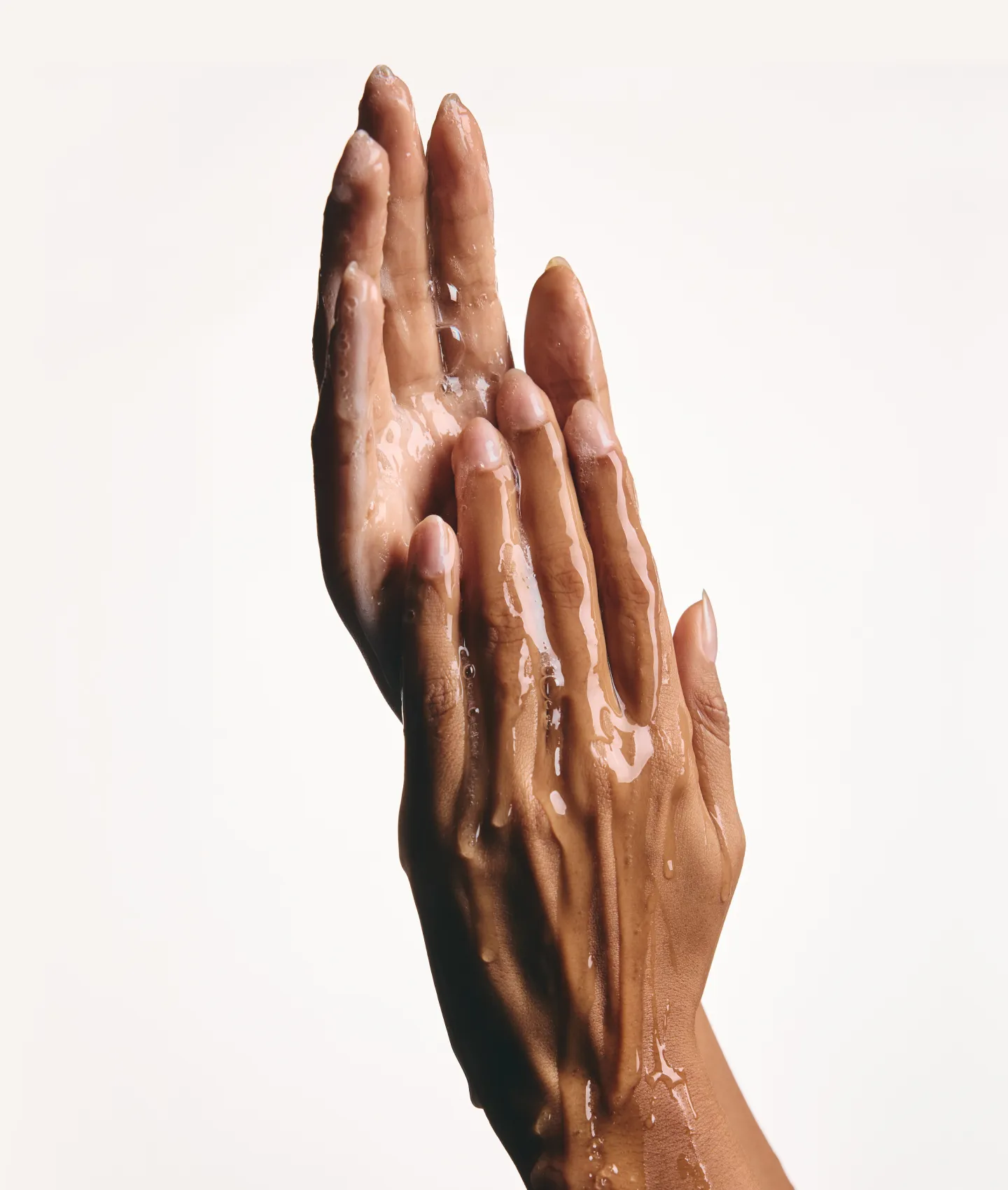 Нежное гель-масло DON’T TOUCH MY BODY CLEANSER сочетает в себе мягкое действие и нежную текстуру, которую особенно приятно наносить на кожу. Благодаря увлажняющему глицерину, средство совсем не сушит кожу, предотвращая сухость и чувство стянутости после душа.
Крем для тела DON’T TOUCH MY BODY MOISTURIZER насыщает кожу влагой и укрепляет барьер, восполняя дефицит нужных ингредиентов.