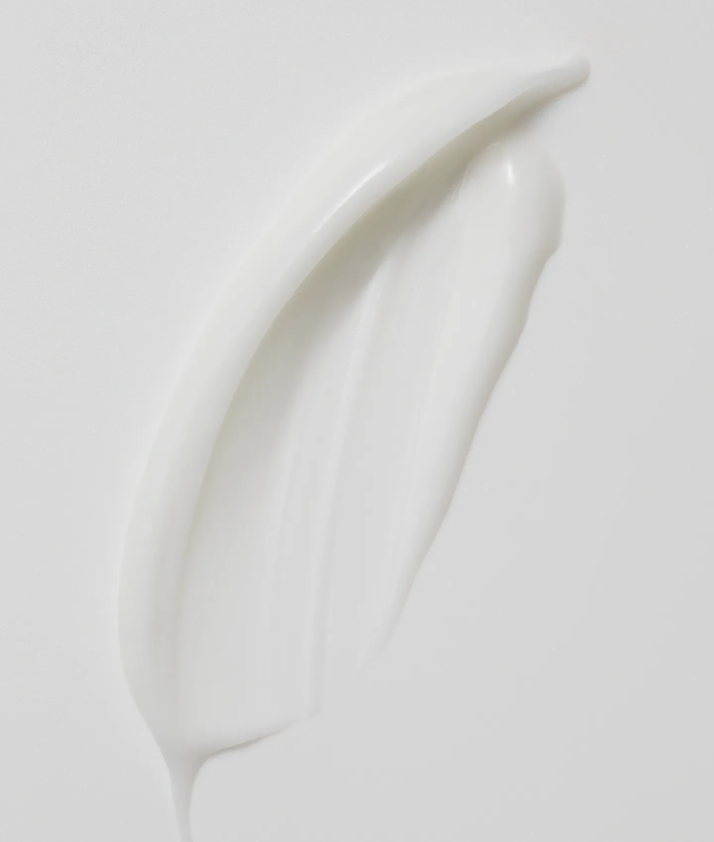 Вставьте капсулу с рефилом в упаковку.
Нанесите небольшое количество крема на предварительно очищенную кожу лица и шеи — сразу после умывания или после тоника/сыворотки. С осторожностью наносите на кожу вокруг глаз, если она чувствительна и склонна к аллергии.